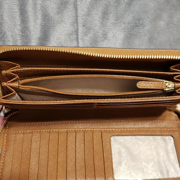 Michael Kors Wallet - Picture 6 of 9